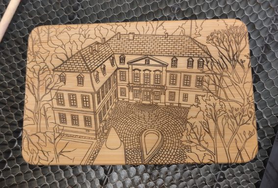 Holzgravur eines Hauses mit umgebenden Bäumen und einem gepflasterten Weg.